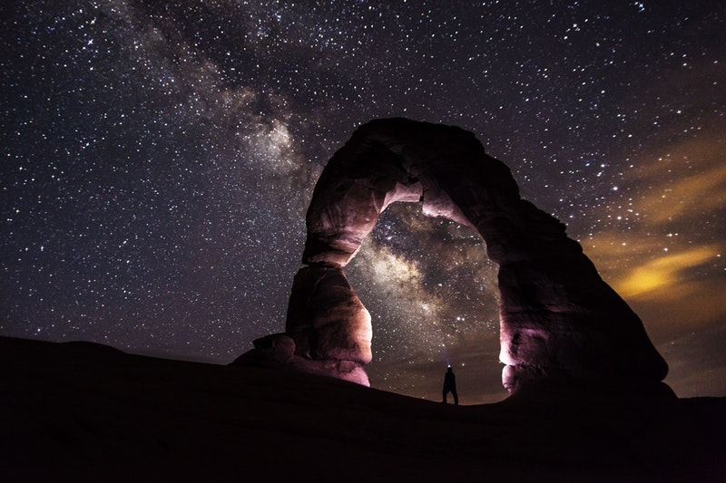 delicate-arch-night-stars-landscape-personality