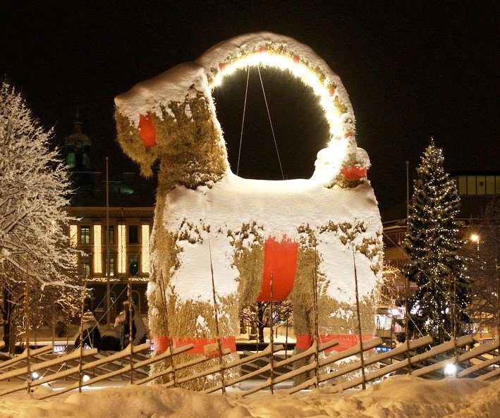 goat-christmas-tree
