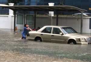 singapore-flood-girl-pushing-car