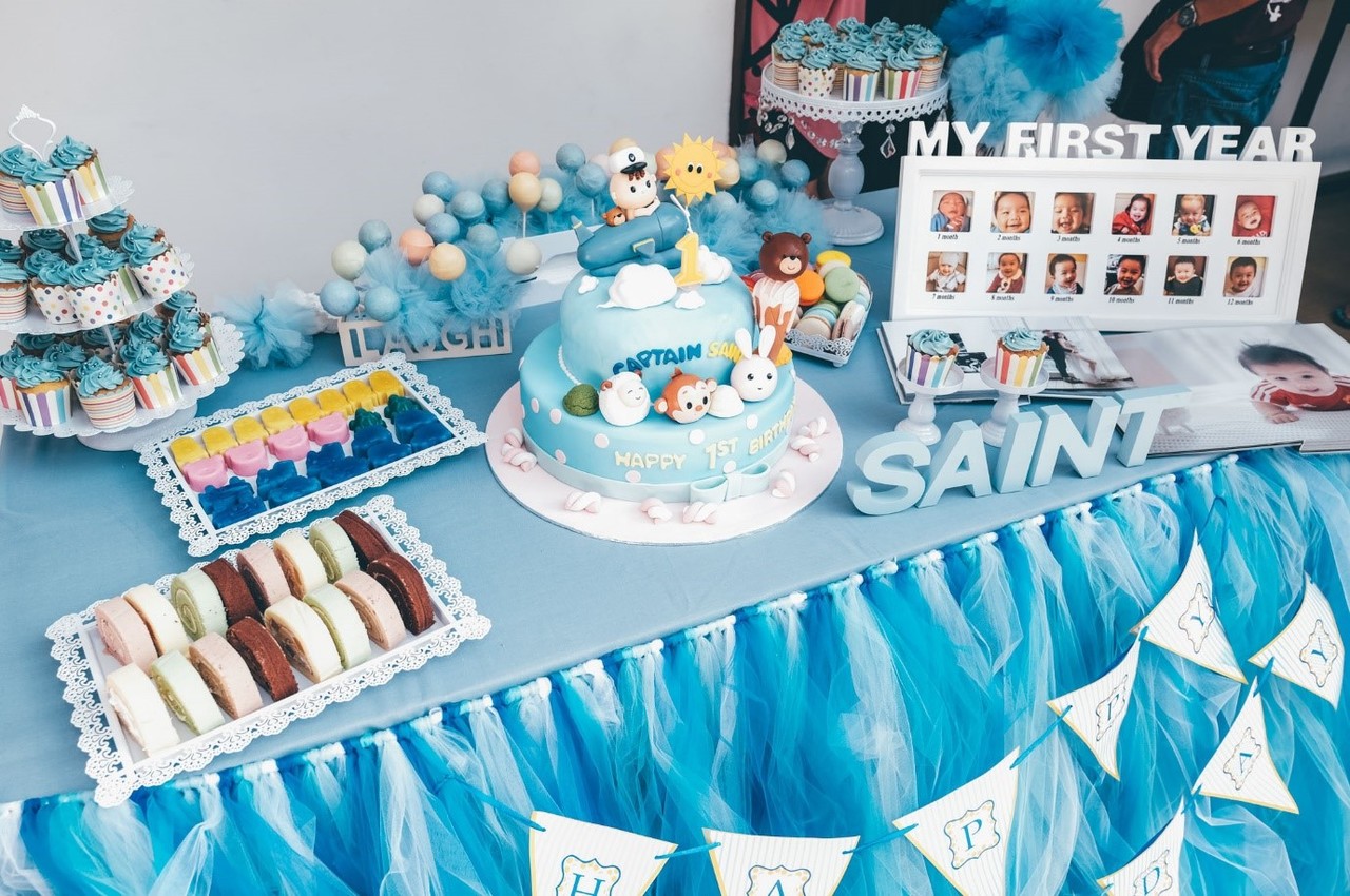 blue backdrop for birthday party